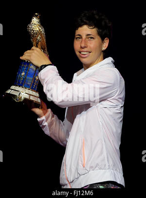 Doha. Il 27 febbraio, 2016. Carla Suarez Navarro di Spagna pone con del vincitore del trofeo durante la cerimonia di premiazione per donne singoli presso il WTA Qatar Totale aperto 2016 Al Khalifa International Tennis Complex di Doha in Qatar Febbraio 27, 2016. Carla Suarez Navarro ha vinto 2-1 e rivendicato il titolo. Credito: Nikku/Xinhua/Alamy Live News Foto Stock