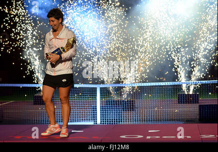 Doha. Il 27 febbraio, 2016. Carla Suarez Navarro di Spagna pone con del vincitore del trofeo durante la cerimonia di premiazione per donne singoli presso il WTA Qatar Totale aperto 2016 Al Khalifa International Tennis Complex di Doha in Qatar Febbraio 27, 2016. Carla Suarez Navarro ha vinto 2-1 e rivendicato il titolo. Credito: Nikku/Xinhua/Alamy Live News Foto Stock