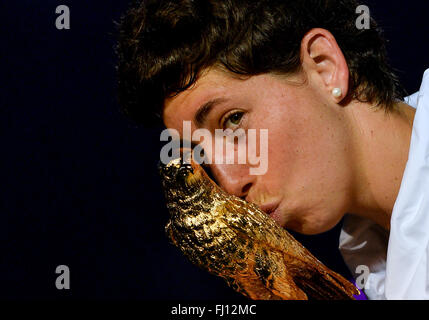 Doha. Il 27 febbraio, 2016. Carla Suarez Navarro della Spagna bacia il vincitore del trofeo durante la cerimonia di premiazione per donne singoli presso il WTA Qatar Totale aperto 2016 Al Khalifa International Tennis Complex di Doha in Qatar Febbraio 27, 2016. Carla Suarez Navarro ha vinto 2-1 e rivendicato il titolo. Credito: Nikku/Xinhua/Alamy Live News Foto Stock