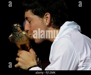 Doha. Il 27 febbraio, 2016. Carla Suarez Navarro della Spagna bacia il trofeo durante la cerimonia di premiazione per donne singoli presso il WTA Qatar Totale aperto 2016 Al Khalifa International Tennis Complex di Doha in Qatar Febbraio 27, 2016. Carla Suarez Navarro ha vinto 2-1 e rivendicato il titolo. Credito: Nikku/Xinhua/Alamy Live News Foto Stock