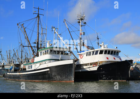 Due barche da pesca ormeggiate insieme nel villaggio di Steveston, BC, Canada. Foto Stock