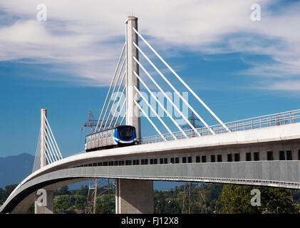 Nuovo passeggiate/escursioni in bicicletta ponte è portante il Canada Line oltre il fiume Fraser. In Canada la linea è una linea a transito rapido a Vancouver. Foto Stock