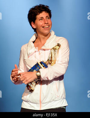 Doha. Il 27 febbraio, 2016. Carla Suarez Navarro di Spagna pone con del vincitore del trofeo durante la cerimonia di premiazione per donne singoli presso il WTA Qatar Totale aperto 2016 Al Khalifa International Tennis Complex di Doha in Qatar Febbraio 27, 2016. Carla Suarez Navarro ha vinto 2-1 e rivendicato il titolo. Credito: Nikku/Xinhua/Alamy Live News Foto Stock