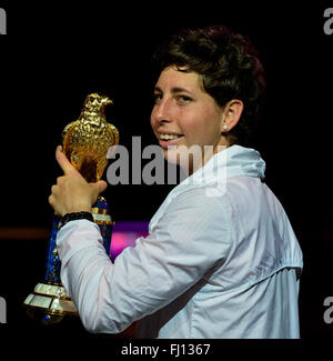 Doha. Il 27 febbraio, 2016. Carla Suarez Navarro di Spagna pone con del vincitore del trofeo durante la cerimonia di premiazione per donne singoli presso il WTA Qatar Totale aperto 2016 Al Khalifa International Tennis Complex di Doha in Qatar Febbraio 27, 2016. Carla Suarez Navarro ha vinto 2-1 e rivendicato il titolo. Credito: Nikku/Xinhua/Alamy Live News Foto Stock