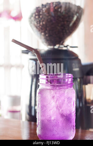 Bevanda ghiacciata in vetro viola in coffee shop, stock photo Foto Stock