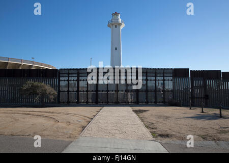 Recinzione di confine e di Amicizia Internazionale Parco sulla parte statunitense del confine con Tijuana, Messico Foto Stock