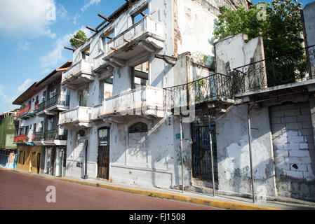 CITTÀ DI PANAMA, Panama: Edifici e architettura coloniale spagnola sulle strade dello storico quartiere casco Viejo (San Felipe) di Panama City, Panama. L'area fu fondata nel XVII secolo dopo che una parte più antica di Panama, Panama Viejo, fu saccheggiata e distrutta. Casco Viejo gode ora di protezione come sito patrimonio dell'umanità dell'UNESCO che impone regole rigorose su come vengono effettuati i lavori di ristrutturazione degli edifici. Foto Stock