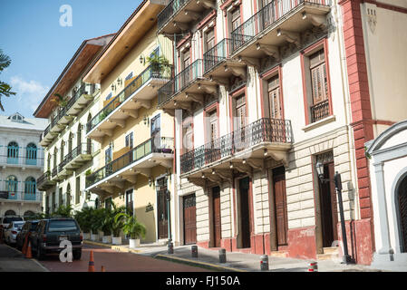 CITTÀ DI PANAMA, Panama: Edifici e architettura coloniale spagnola sulle strade dello storico quartiere casco Viejo (San Felipe) di Panama City, Panama. L'area fu fondata nel XVII secolo dopo che una parte più antica di Panama, Panama Viejo, fu saccheggiata e distrutta. Casco Viejo gode ora di protezione come sito patrimonio dell'umanità dell'UNESCO che impone regole rigorose su come vengono effettuati i lavori di ristrutturazione degli edifici. Foto Stock