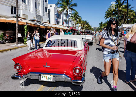 Florida,Sud,FL,Miami Beach,Ocean Drive,fine settimana Art Deco,evento annuale,fiera,festival,1957 Red T-Bird,Thunderbird,Ford,convertibile,classico,antico,auto Foto Stock