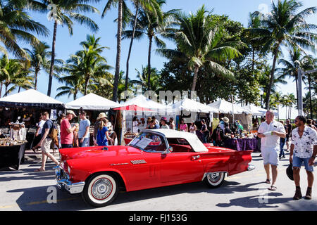 Florida,Sud,FL,Miami Beach,Ocean Drive,fine settimana Art Deco,evento annuale,fiera,festival,1957 Red T-Bird,Thunderbird,Ford,convertibile,classico,antico,auto Foto Stock