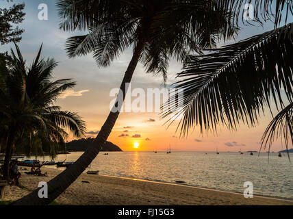 Tramonto su una solitaria spiaggia di Koh Lipe isola nel mare delle Andamane nel sud della Thailandia. Foto Stock