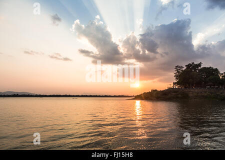 Incredibile tramonto sopra il fiume Mekong in Pakse in provincia di Champasak in sud Laos. Foto Stock