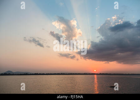 Incredibile tramonto sopra il fiume Mekong in Pakse in provincia di Champasak in sud Laos. Foto Stock