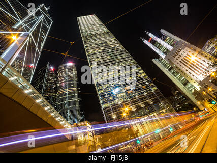 Tranviarie correre attraverso il Admiralty distretto nel cuore di Hong Kong Island quartiere business di notte. Foto Stock