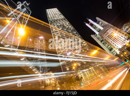 Tranviarie correre attraverso il Admiralty distretto nel cuore di Hong Kong Island quartiere business di notte. Foto Stock