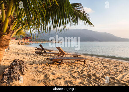 Sedie a sdraio su una spiaggia di Pulau Tioman, Malaysia Foto Stock