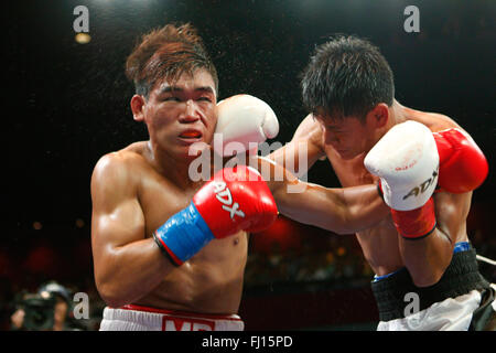 Waterfront Hotel,Cebu, Filippine 27/02/2016.Pinoy orgoglio 35 'Stelle del Futuro' pugile filippino Melchior Roda (rosso guanti) prende un colpo di testa da Muhammad Ridhwan da Singapore.Ridhwan prendendo i quattro round bout su una decisione. Foto Stock