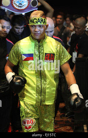 Waterfront Hotel,Cebu, Filippine 27/02/2016.Pinoy orgoglio 35 'Stelle del futuro" pugilato evento. Filippino pugile filippino principe Albert Pagara fa il suo modo per l'anello di affrontare il suo avversario Eduardo 'Fierita' Montoya del Messico per la WBO Intercontinental Jr. piuma campionato. Foto Stock