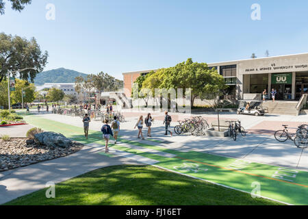 Campus, Student Union building e studenti presso la California Polytechnic State University, (Cal Poly) a San Luis Obispo, CA, Stati Uniti d'America. Foto Stock