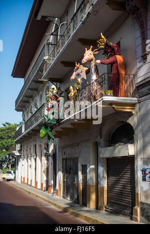 Casco Viejo Architecture Panama City Panama // PANAMA CITY, Panama — edifici e architettura coloniale spagnola sulle strade dello storico quartiere casco Viejo (San Felipe) di Panama City, Panama. L'area fu fondata nel XVII secolo dopo che una parte più antica di Panama, Panama Viejo, fu saccheggiata e distrutta. Casco Viejo gode ora di protezione come sito patrimonio dell'umanità dell'UNESCO che impone regole rigorose su come vengono effettuati i lavori di ristrutturazione degli edifici. Foto Stock