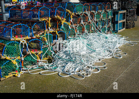 Aragosta o granchio di bicchieri impilati sulla banchina nel porto di Scarborough North Yorkshire Regno Unito Foto Stock