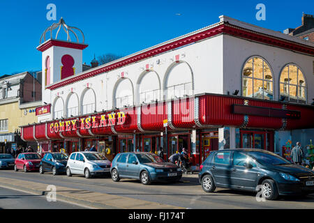 Coney Island un rosso brillante mare dipinta divertimento arcade e caffetteria in Scarborough North Yorkshire England Regno Unito Foto Stock