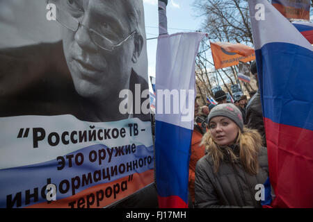 Mosca, Russia. Il 27 febbraio, 2016. Decine di migliaia di marzo attraverso il centro di Mosca per onorare il russo politico di opposizione Boris Nemstov che è stato ucciso vicino al Cremlino Credito: Nikolay Vinokurov/Alamy Live News Foto Stock