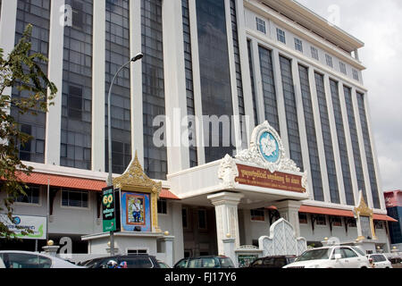 Il Ministero della gestione del territorio la pianificazione urbana e costruzione è parte del paesaggio urbano in Phnom Penh Cambogia. Foto Stock