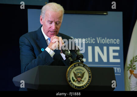 Vice Presidente USA Joe Biden parla a livello nazionale la violenza domestica hotline Foto Stock