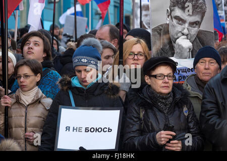 Mosca, Russia. Il 27 febbraio, 2016. Decine di migliaia di marzo attraverso il centro di Mosca per onorare il russo politico di opposizione Boris Nemstov che è stato ucciso vicino al Cremlino Credito: Nikolay Vinokurov/Alamy Live News Foto Stock