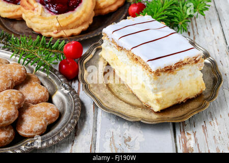 Torta di crema fatta di due strati di pasta sfoglia, farcito con panna montata. Parte dessert Foto Stock