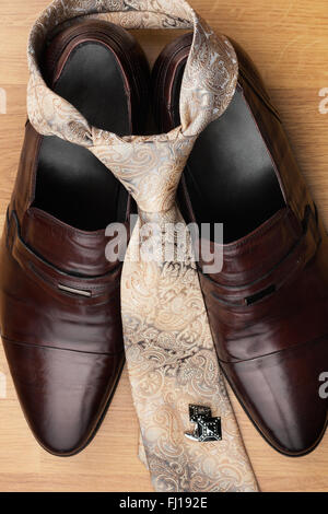 Classic mens scarpe, tie, gemelli su pavimento di legno, può essere utilizzato come sfondo Foto Stock