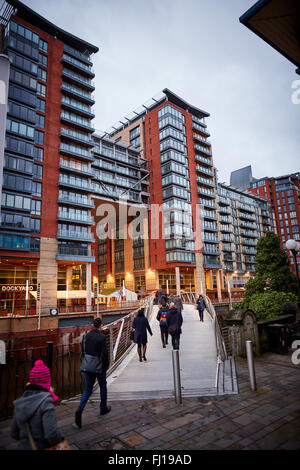 Spinningfields Apartments Manchester Leftbank sviluppo ponte pedonale link crepuscolo alba mattina scura sera notte Irw fiume Foto Stock