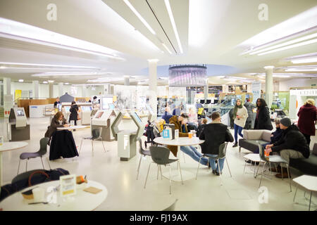 Biblioteca centrale di Manchester cafe area cronologia storica importante significativa riprogettazione moderni libri spazi pubblici di governo loc Foto Stock