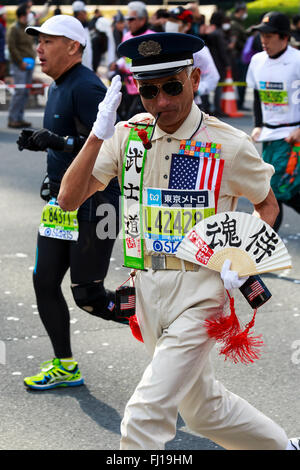 Una guida in costume prende parte alla Maratona di Tokyo il 28 febbraio 2016, Tokyo, Giappone. Alcuni 37.000 corridori hanno preso parte alla decima edizione della 10km e 42.195km di gara. Quest'anno gli organizzatori ha introdotto una protezione extra che vieta i corridori di trasportare bottiglie in corso come Tokyo prove nuove misure di sicurezza nel costruire fino al 2020 Tokyo Olimpiadi. © Rodrigo Reyes Marin/AFLO/Alamy Live News Foto Stock