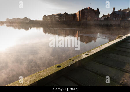 Sventolano il vapore evapora dalla scalda acqua congelata causeway sul fiume Tamigi a Erith riscaldando la mattina presto del sole dopo il gelo Foto Stock