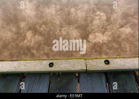 Sventolano il vapore evapora dalla scalda acqua congelata causeway sul fiume Tamigi a Erith riscaldando la mattina presto del sole dopo il gelo Foto Stock