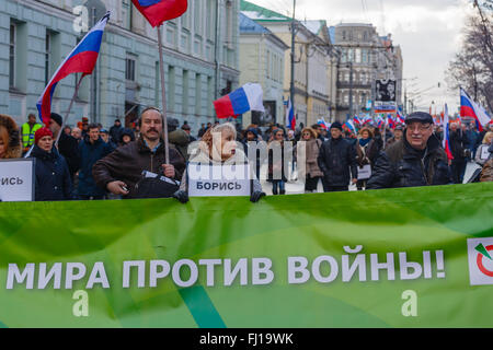 Mosca, Russia. Il 27 febbraio, 2016. Processione di opposizione in memoria del politico Boris Nemtsov ucciso un anno fa. I partecipanti della processione. Credito: Sergey Podkolzin/Alamy Live News Foto Stock