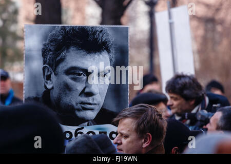 Mosca, Russia. Il 27 febbraio, 2016. Processione di opposizione in memoria del politico Boris Nemtsov ucciso un anno fa.I partecipanti della processione. Credito: Sergey Podkolzin/Alamy Live News Foto Stock