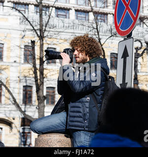 Mosca, Russia. Il 27 febbraio, 2016. Processione di opposizione in memoria del politico Boris Nemtsov ucciso un anno fa. I giornalisti e i fotografi lavorano a un evento pubblico. Credito: Sergey Podkolzin/Alamy Live News Foto Stock