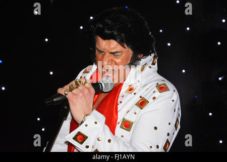 Un tributo di Elvis cantante, (Mick Goodwill) in Hinckley, Regno Unito. Foto Stock