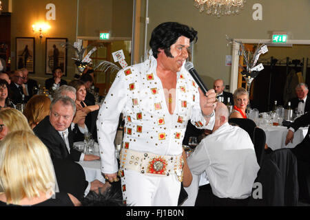 Un tributo di Elvis cantante, (Mick Goodwill) in Hinckley, Regno Unito. Foto Stock