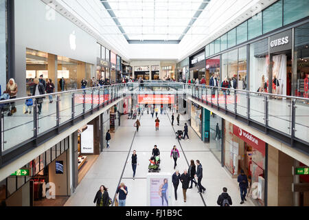 Manchester Arndale Centre negozi di shopping shopper store retail precinct supermercato rivenditore rivenditori al dettaglio di commercianti o di negoziazione Foto Stock