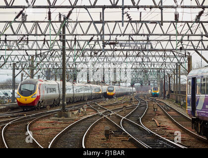 Due vergini treni pendolino a Manchester Piccadilly Station formano il servizio da/per London Euston Trasporti transporter t.r.a. Foto Stock