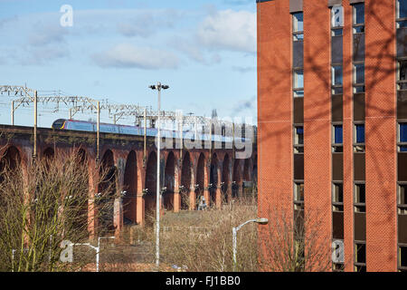 Due vergini treni pendolino a Stockport viadotto formano il servizio da/per London Euston di trasporto Mezzi di trasporto del trasportatore Foto Stock