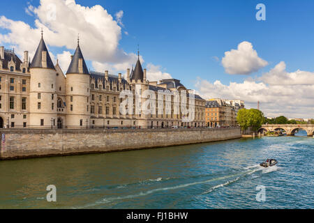 Vista di Conciergerie - ex carcere e parte dell'ex palazzo reale sulla riva del fiume Senna a Parigi, Francia. Foto Stock