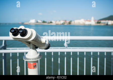 Tower Viewer Cinta Costera III Panama City // PANAMA CITY, Panama — gli spettatori pubblici gratuiti della torre sono montati su una ringhiera lungo il passaggio pedonale Cinta Costera III, offrendo ai visitatori viste panoramiche della baia di Panama e dello skyline della città. La circonvallazione costiera, completata nel 2014, si snoda intorno allo storico quartiere casco Viejo, un sito patrimonio dell'umanità dell'UNESCO. Questa passeggiata pedonale dispone di varie strutture ricreative e punti di osservazione, consentendo ai turisti e alla gente del posto di godere del contrasto tra l'architettura coloniale di Panama City e i moderni grattacieli. La passerella fa parte di una U più grande Foto Stock