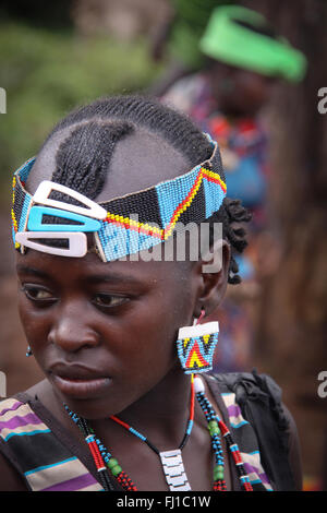 Ritratto di Hamer / Hamar tribù giovane ragazza in chiave mercato Afar , Etiopia Foto Stock