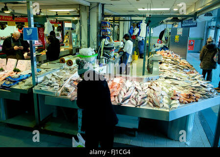 Manchester, Regno Unito - 16 Febbraio 2016: pesce fresco per vendita a pescivendoli in stallo il mercato Arndale Foto Stock