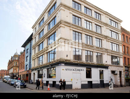 Manchester, Regno Unito - 16 Febbraio 2016: Affleck & Brown, un bar all'angolo di TIB e Hilton Street a Manchester del Nord di quarte Foto Stock